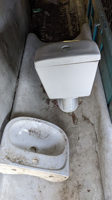 Унітаз та умивальник