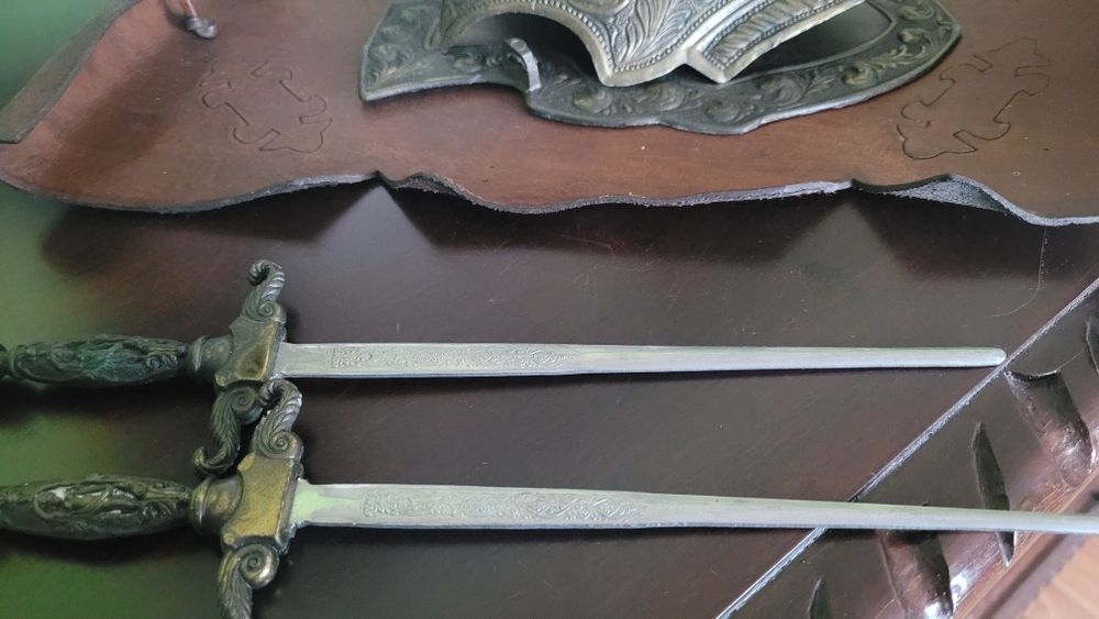 Panoplia z tarczą pancerzem i dwóch skrzyżowanych mieczy