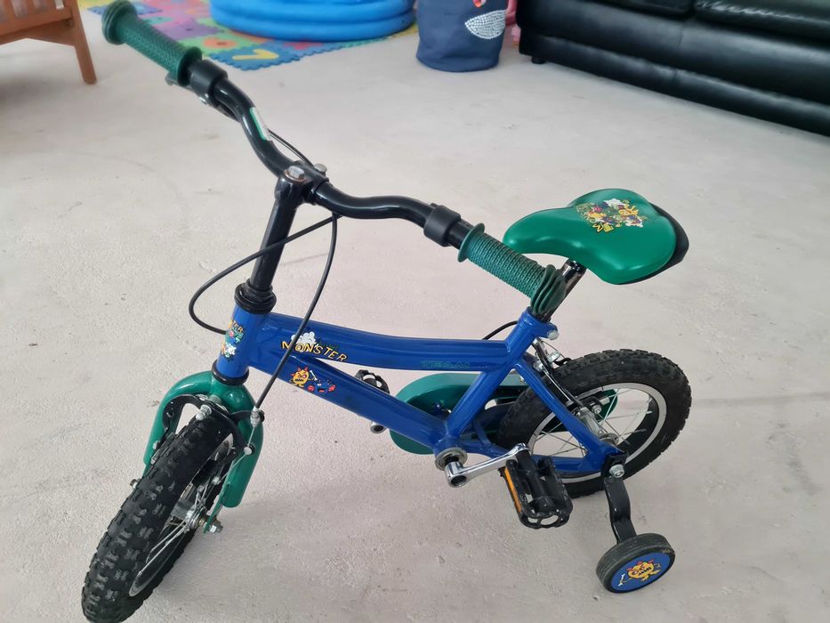 Bicicleta infantil com rodinhas de apoio