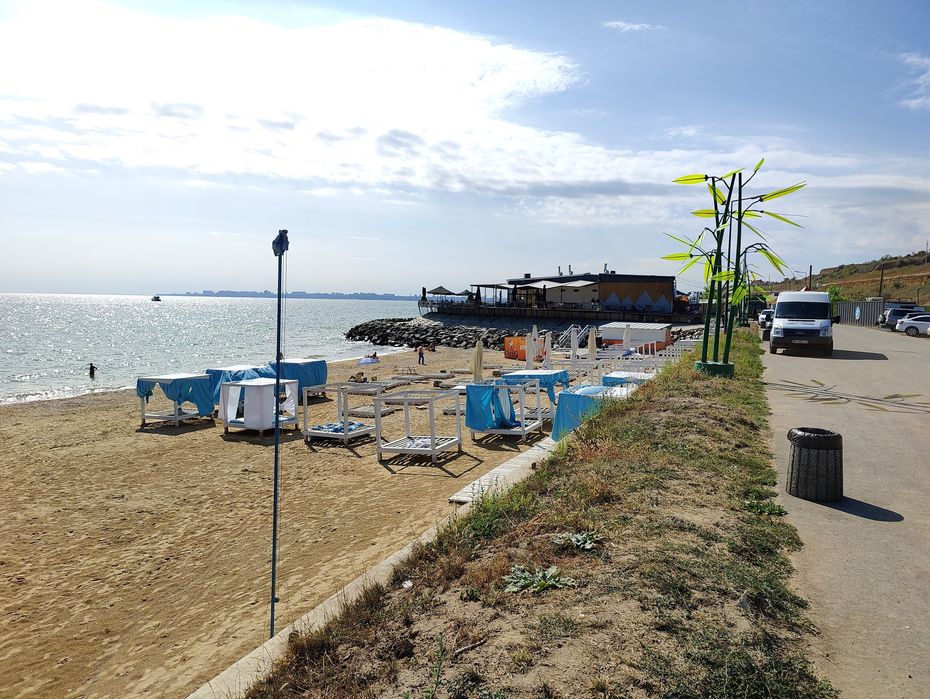 Затишний зруб біля моря