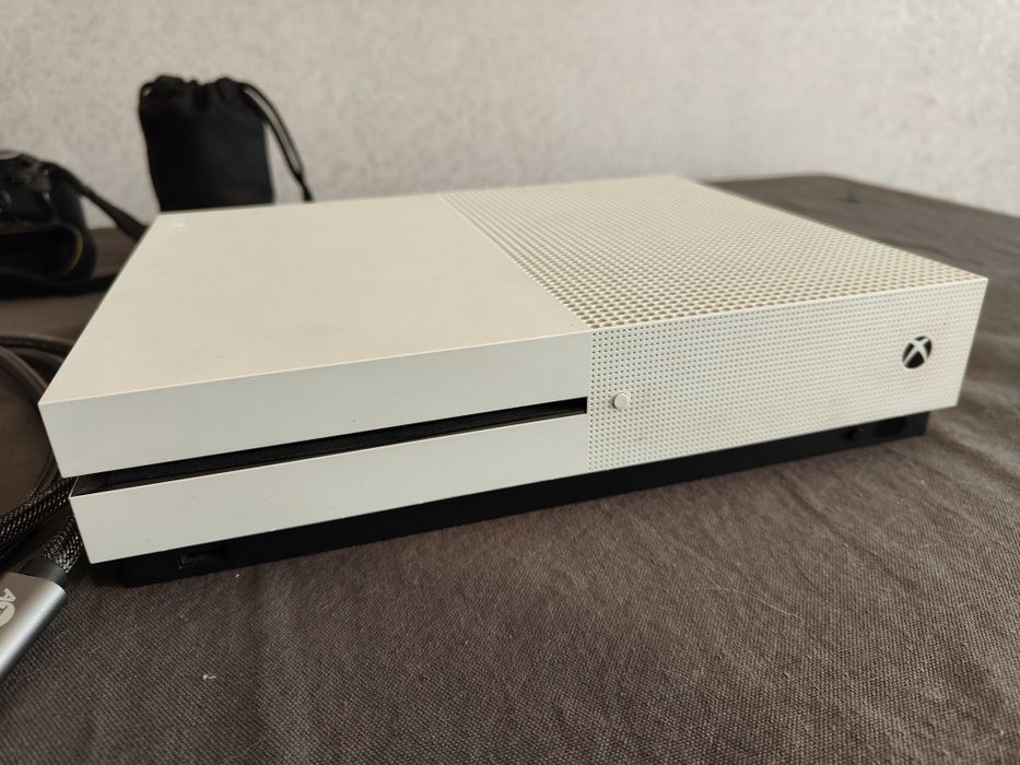 Xbox one s у відмінному стані