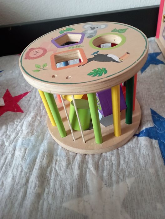 Vários brinquedos de bebé