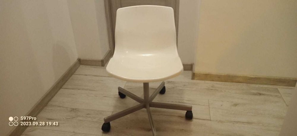 Fotel obrotowy biały