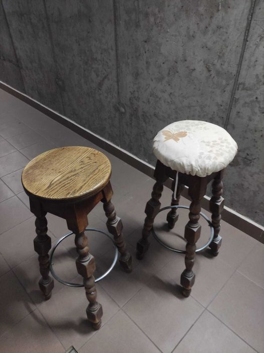 Dwa drewniane stołki barowe – używane