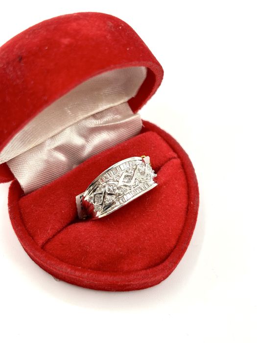 Złoty pierścionek z cyrkoniami białe złoto