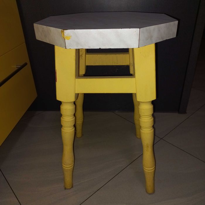 Taborety masywne stołki