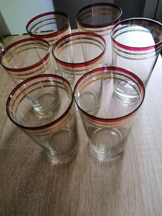 Склянки з товстого і тонкого скла.