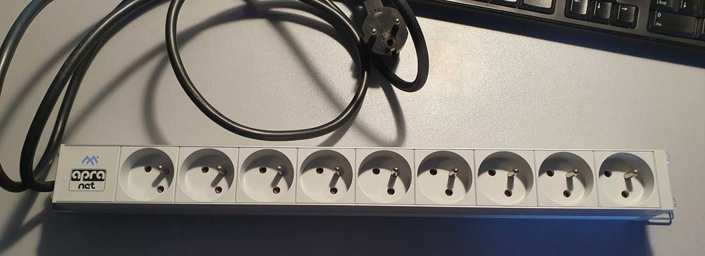 Listwa zasilająca Apranet RACK 1U 9xSchuko - poleasingowa