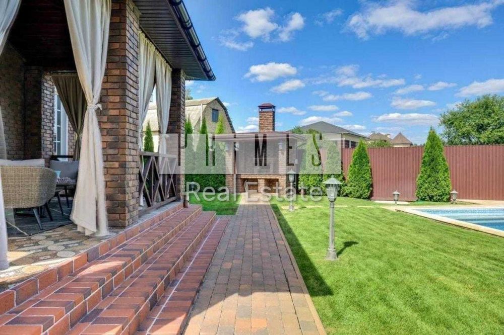 Продаж сучасного котеджу, з терасою та басейном, Романків