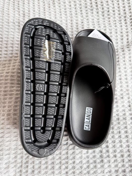 Czarne buty/klapki na lekkim podwyższeniu