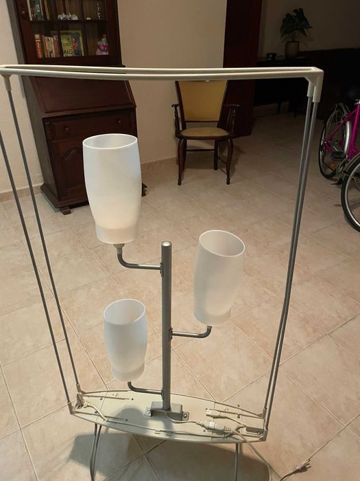 Candeeiro de pé em metal