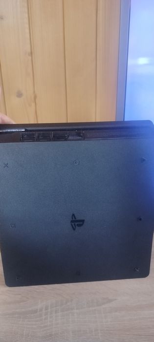 Konsola PS4 slim