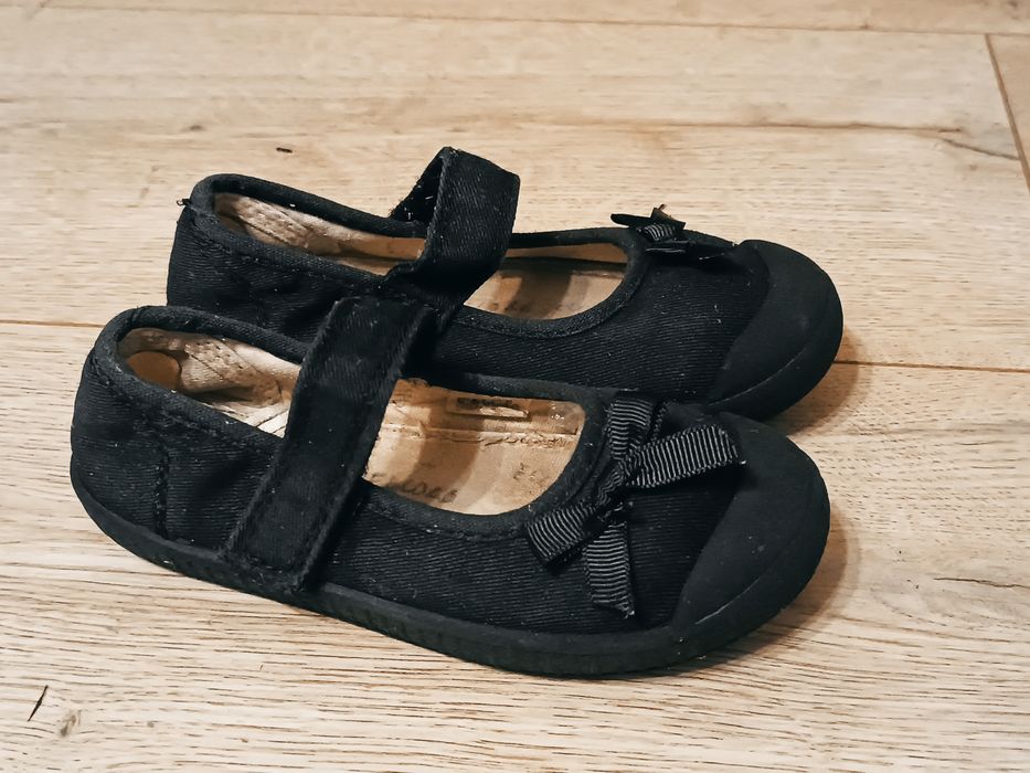 Buty / trampki / pantofle czarne z kokardką r.26