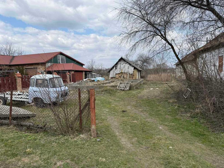Продаж земельної ділянки під забудову в селі Звенигород з комунікаціями та старим будинком