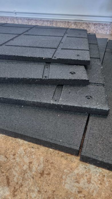 Pavimento ginásio: 8 placas de borracha