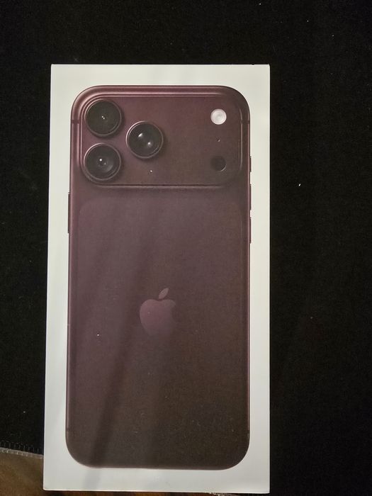 Nowy iPhone 18 Pro Max 512gb.
Kolor Burgund.