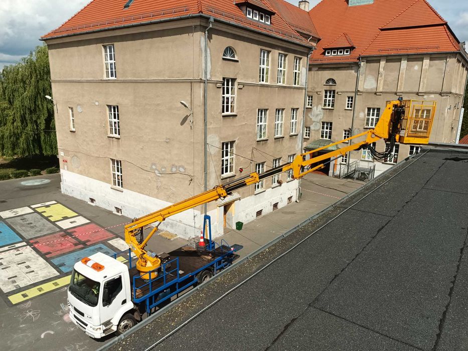 Usługi podnośnikiem koszowym – prace na wysokościach, minikoparka