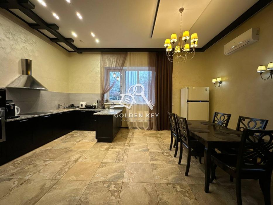 Продаж будинку по вул. В.Бизова ( Якіра )