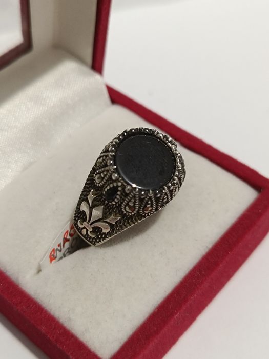 Srebrny sygnet z onyksrm i markazytami rozmiar 23, srebro próby 925