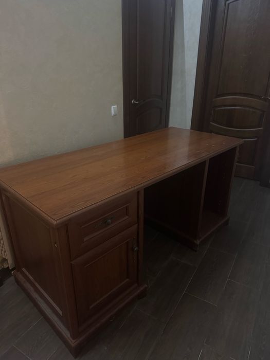 Стіл компʼютерний