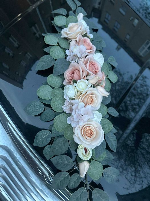 Dekoracja kwiatowa na auto