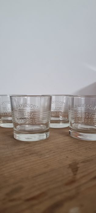 Copos de Gin Beefeater, Sharish, Whiskey Redbreast, Jameson