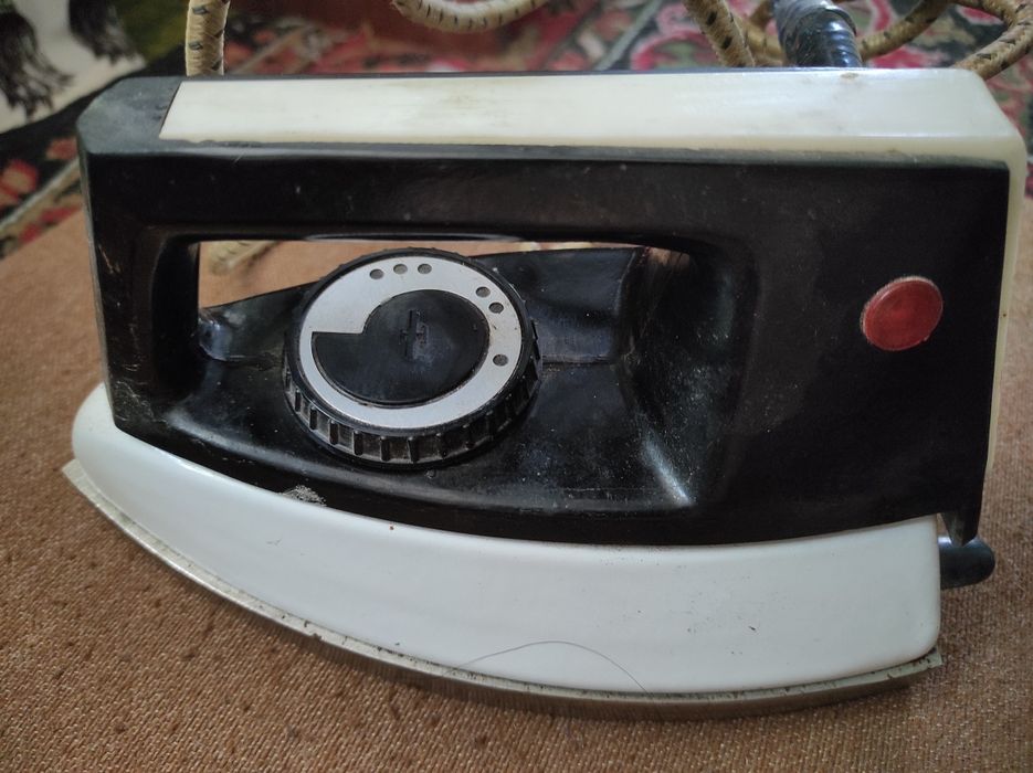 Утюг качественный, советский, тяжёлый. Рабочий