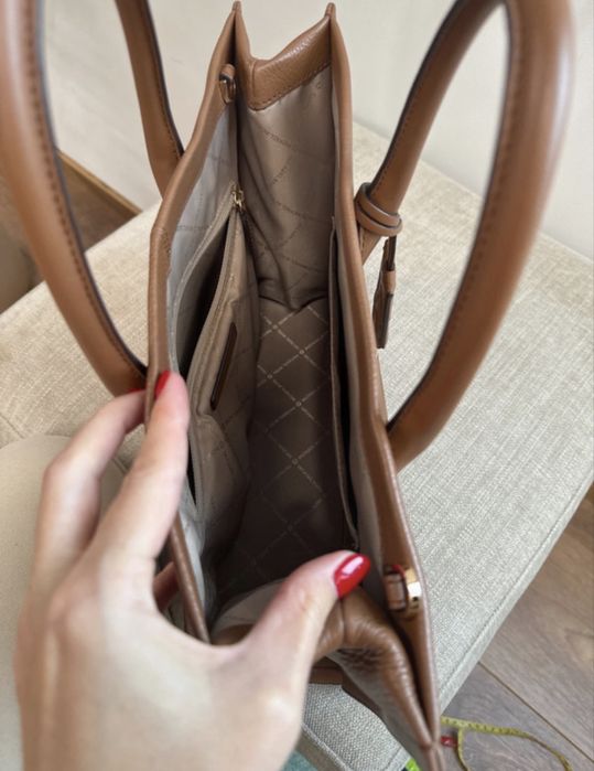 Mala Michael Kors em pele castanha