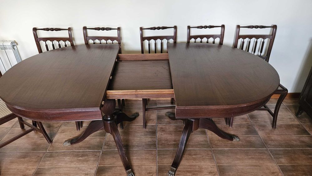 Mesa antiga de sala com 8 cadeiras