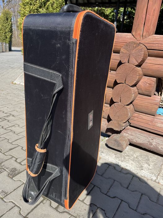 Велика валіза на колесах