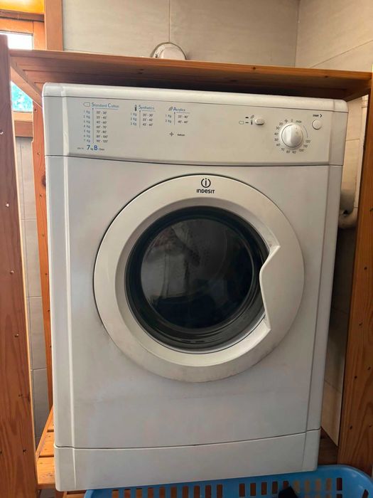 Conjunto Máquina de Lavar Roupa Becken (9kg) + Máquina de Secar Indesit (7kg)
