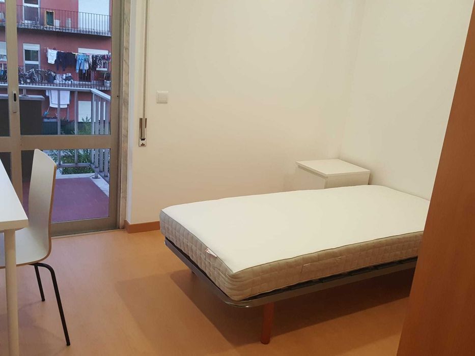 Quarto com Varanda a 100metros da Escola de Ballet Annarella