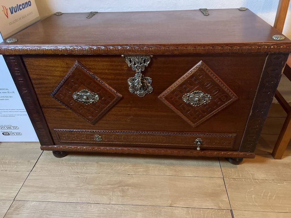 Arca de Madeira Maciça – Excelente Estado