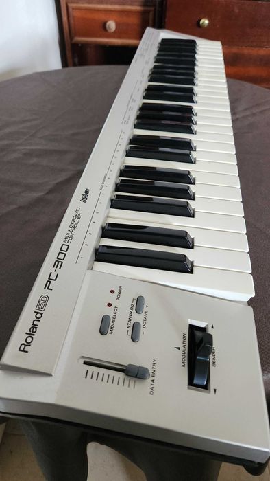 Teclado Roland ED PC-300