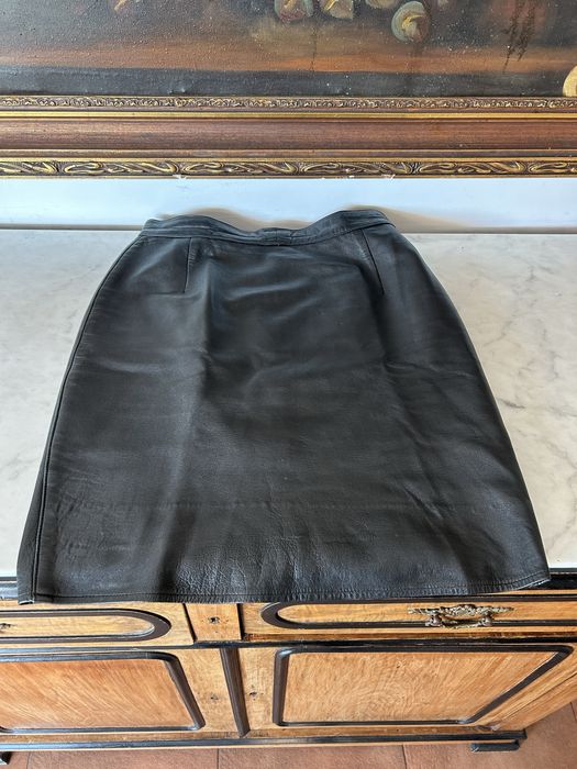 Saia mini de couro legítimo preta