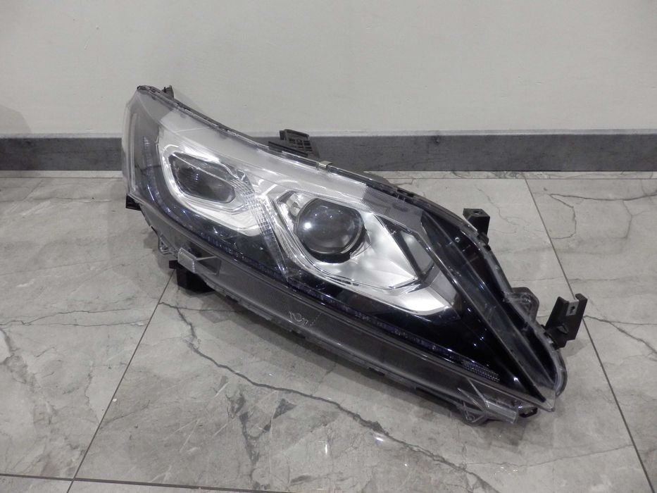 Mitsubishi Eclipse Cross 2017- Lampa Prawa Przód Zwykła+Led  EU