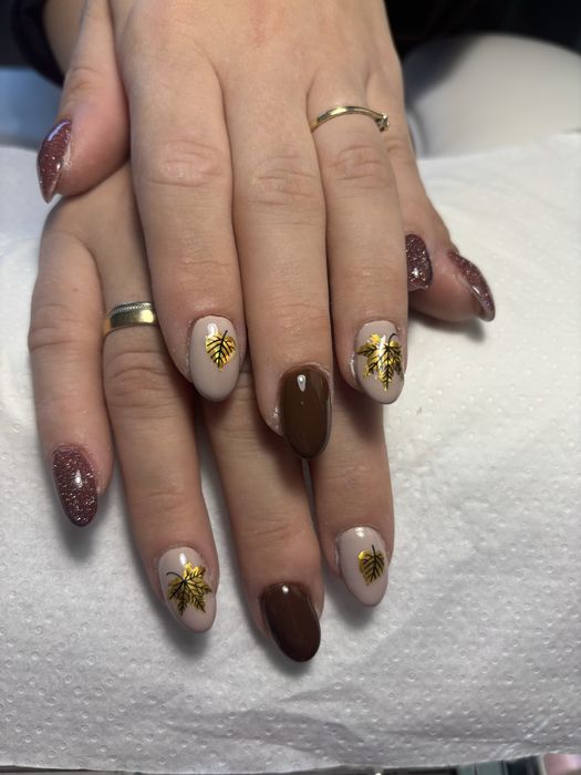 Paznokcie zelowe, hybrydowe.