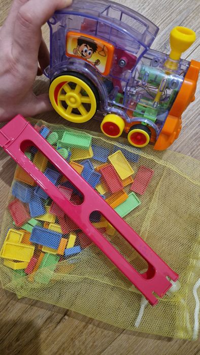 Паравозик з доміно