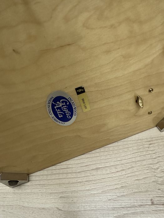 Деревʼяна музична скринька, повністю нова