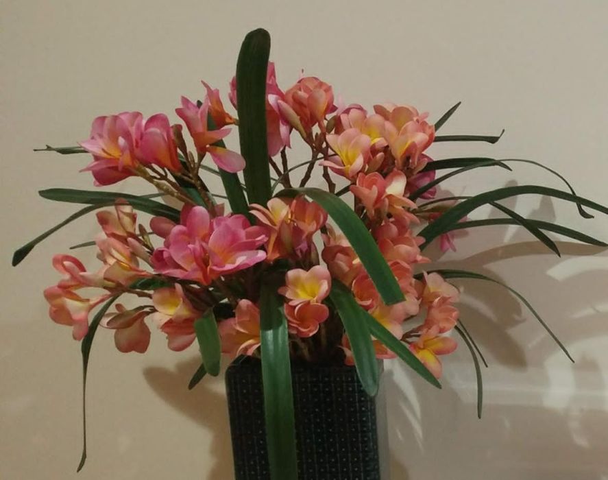 Elegante Arranjo de Flores Artificiais (Plumérias)
