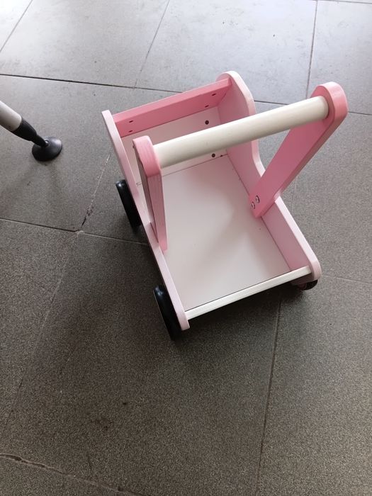 Andador e carrinho de bonecas de madeira cor de rosa (bom estado)a
