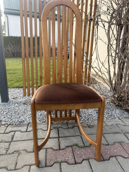 Krzesła drewniane .