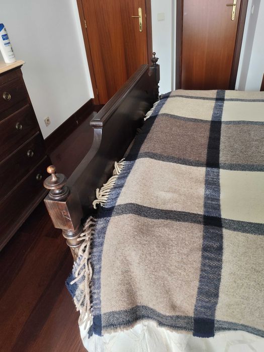 Mobília de Quarto em Castanho Maciço e Mármore