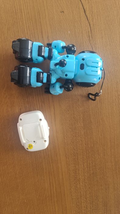 Робот на пульте.