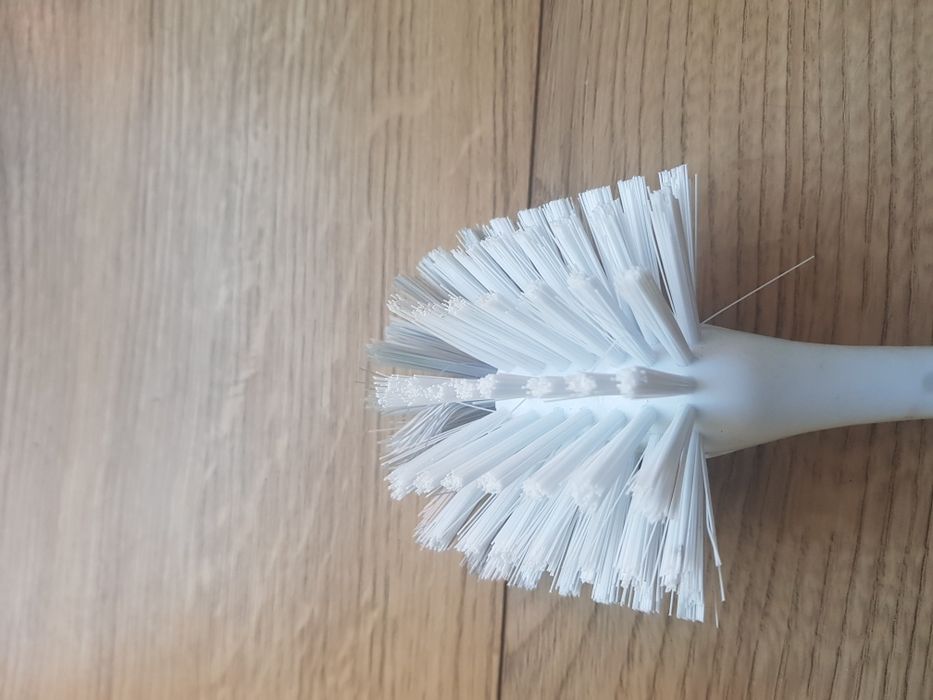 Nowa szczotka do mycia naczyń.