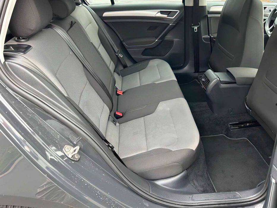 Volkswagen e-Golf SE      2016
