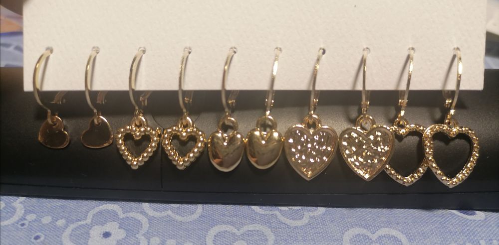 Brincos e argolas de vários tamanhos