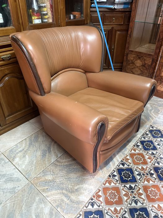 Sofa em couro 2 de 1 lugar e 1 de  3 lugares