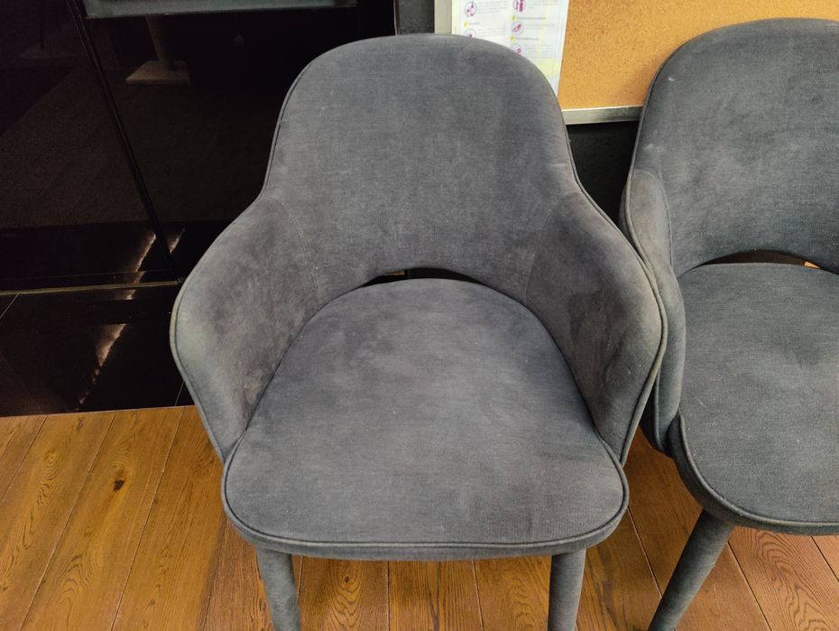 Wygodne i zadbane krzesło z szerokim oparciem