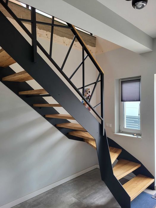 Schody samonośne na konstrukcji metalowej